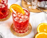 Erfrischender Campari Spritz mit Eis und Orangenscheibe, bereit für den Genuss.