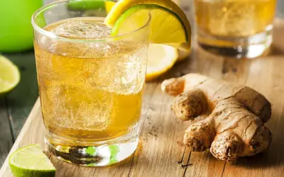 Erfrischendes Getränk mit Eis, Zitrone und Limette. Perfekt für alle, die **Ginger Beer selber machen** wollen.