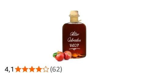 Flasche Calvados, einem Apfelbrand, mit zwei Äpfeln daneben. Der Aufdruck "Alter Calvados V.S.O.P." verrät, aus was Calvados besteht: Äpfel.
