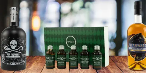 Eine Auswahl an Whiskys, darunter ein Sea Shepherd Islay Single Malt Scotch Whisky, eine Starward Two Fold Australian Whisky Flasche und eine Tasting Circle Box mit verschiedenen Blended Malt Whiskys.