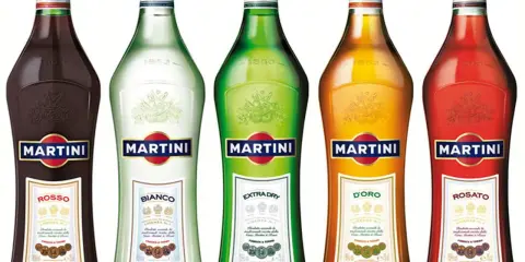 Fünf Flaschen Martini: Rosso, Bianco, Extra Dry, D'Oro und Rosato. Die Martini Herstellung hat eine lange Tradition.