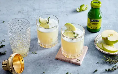 Erfrischende Cocktails mit Limettenscheiben und Thymian. Perfekt, um **lime juice selber machen** zu lernen und den Sommer zu genießen.