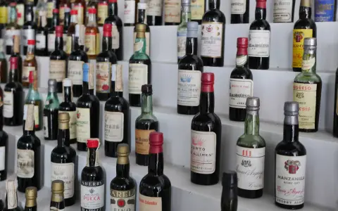Eine Sammlung von Sherry-Flaschen, darunter ein Etikett mit "SHERRY AMOROSO PUKKA".