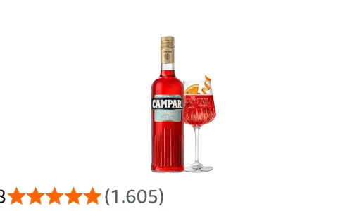 Campari-Flasche und ein Glas mit dem charakteristischen Campari-Geschmack, garniert mit einer Orangenschale.