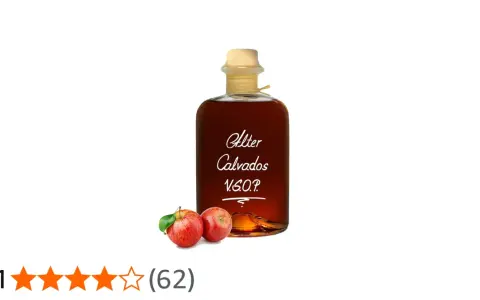Flasche Calvados, einem Apfelbrand, mit zwei Äpfeln daneben. Der Aufdruck "Alter Calvados V.S.O.P." verrät, aus was Calvados besteht: Äpfel.