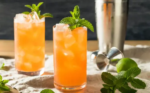 Erfrischende Cocktails mit Minze und Limette, zubereitet mit Rum.
