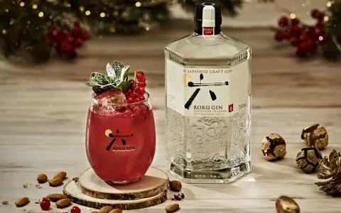 Roku Gin mit rotem Tonic und Beeren, perfekt für festliche Momente.