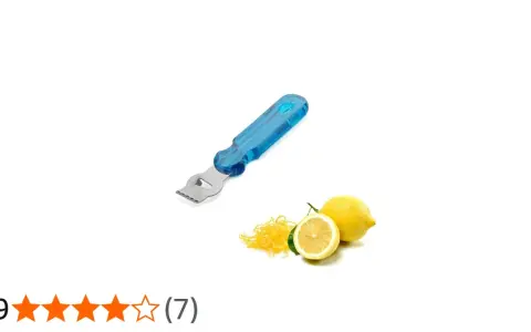 Ein blauer Zestenreißer liegt neben frischen Zitronen und einem Haufen fein geriebener zitronen zeste.