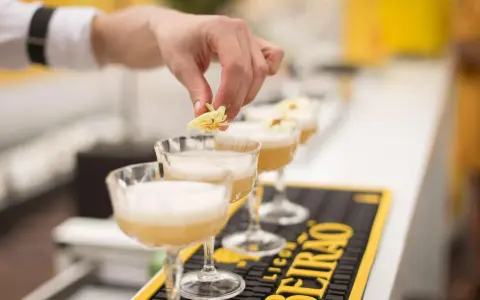 Ein Barkeeper garniert Cocktails mit Blüten. Der Duft erinnert an süßen Anis, wie schmeckt Anis?