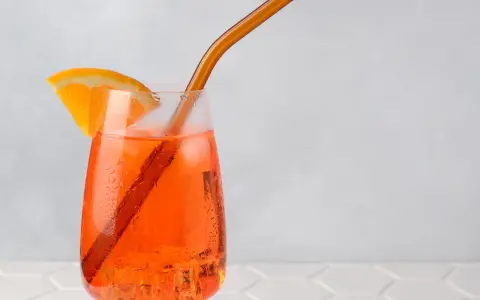 Erfrischender Aperol Spritz mit Orangenscheibe und Eiswürfeln, perfekt zum Aperol mischen.