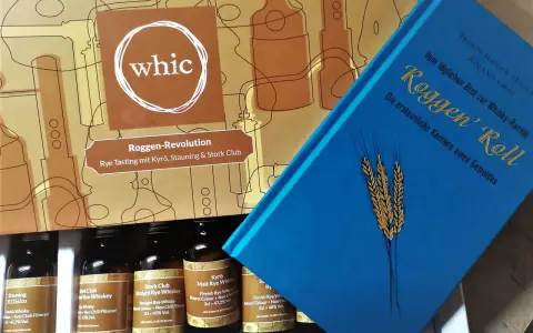 Whisky-Tasting-Set "Roggen-Revolution" mit vier Flaschen Rye Whiskey und einem Buch über die Karriere von Roggen als Getreide.