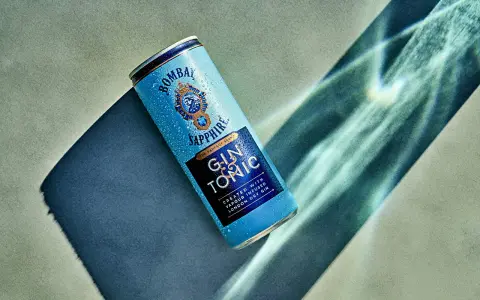 Eine eisgekühlte Dose Bombay Sapphire Gin Tonic, die im Sonnenlicht glänzt.