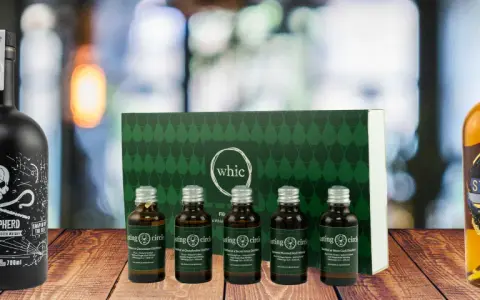 Eine Auswahl an Whiskys, darunter ein Sea Shepherd Islay Single Malt Scotch Whisky, eine Starward Two Fold Australian Whisky Flasche und eine Tasting Circle Box mit verschiedenen Blended Malt Whiskys.
