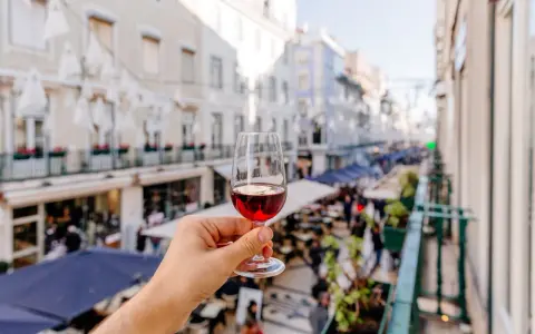 Ein Glas Portwein in Lissabon. Was ist ein Portwein? Ein süßer, aufgespriteter Wein aus Portugal, perfekt für den Ausblick.