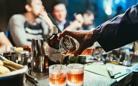 Ein Barkeeper mixt einen Drink. Die Frage ist, ist Gin vegan?