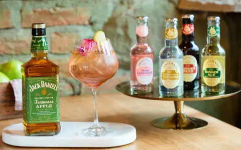 Jack Daniel's Tennessee Apple mit Rosenlimonade und Eis – so trinkt man Jack Daniels für einen fruchtig-frischen Genuss.