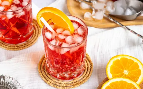 Erfrischender Campari Spritz mit Eis und Orangenscheibe, bereit für den Genuss.