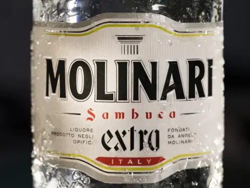 Molinari Sambuca Extra, ein italienischer Likör. So trinkt man Sambuca: pur, mit Eis oder als Cocktail.