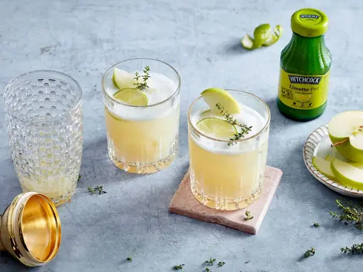 Erfrischende Cocktails mit Limettenscheiben und Thymian. Perfekt, um **lime juice selber machen** zu lernen und den Sommer zu genießen.
