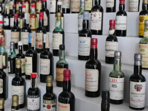 Eine Sammlung von Sherry-Flaschen, darunter ein Etikett mit "SHERRY AMOROSO PUKKA".