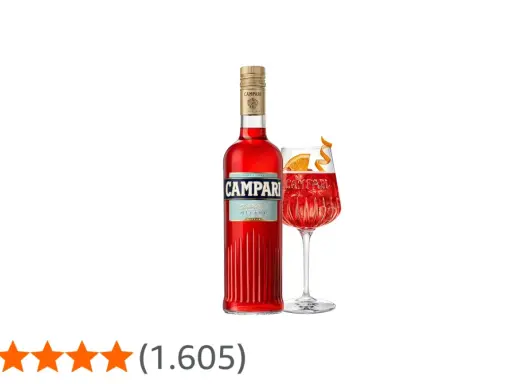 Campari-Flasche und ein Glas mit dem charakteristischen Campari-Geschmack, garniert mit einer Orangenschale.