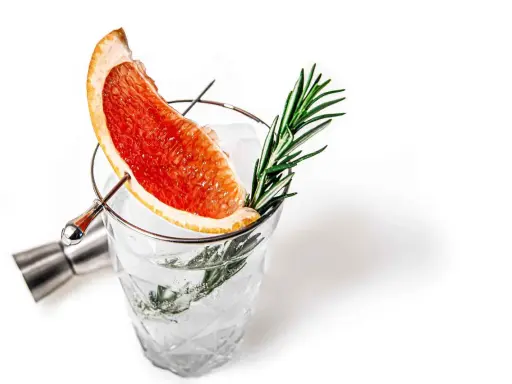 Erfrischender Gin Tonic mit Grapefruit und Rosmarin. Welches Tonic zu Gin passt, ist hier perfekt umgesetzt.