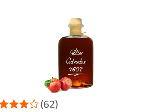 Flasche Calvados, einem Apfelbrand, mit zwei Äpfeln daneben. Der Aufdruck "Alter Calvados V.S.O.P." verrät, aus was Calvados besteht: Äpfel.