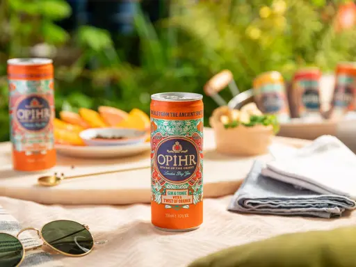 Opihr Gin & Tonic mit Orangengeschmack in einer Dose, bereit für einen erfrischenden Moment.