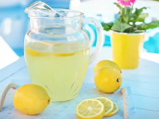 Erfrischende Limonade im Krug, garniert mit Zitronenscheiben. Perfekter zitronensaft ersatz für heiße Tage.