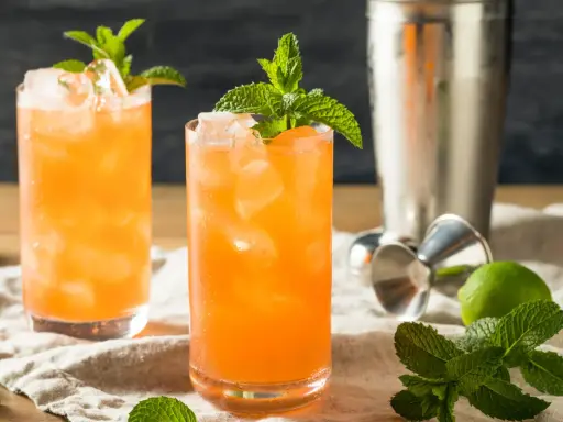 Erfrischende Cocktails mit Minze und Limette, zubereitet mit Rum.