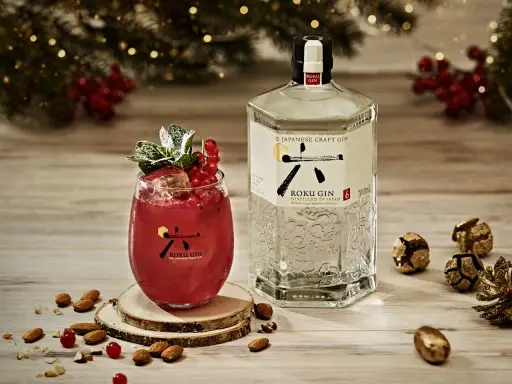 Roku Gin mit rotem Tonic und Beeren, perfekt für festliche Momente.