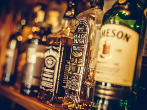 Regal mit verschiedenen irischer whiskey sorten, darunter Bushmills Black Bush und Jameson.