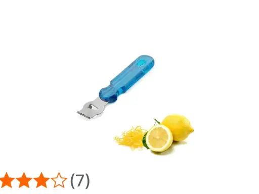 Ein blauer Zestenreißer liegt neben frischen Zitronen und einem Haufen fein geriebener zitronen zeste.