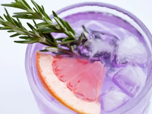 Erfrischender lila Drink mit Grapefruit und Rosmarin – eine köstliche Gin-Tonic-Alternative.