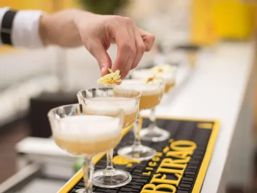 Ein Barkeeper garniert Cocktails mit Blüten. Der Duft erinnert an süßen Anis, wie schmeckt Anis?