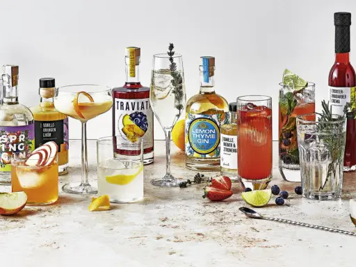 Vielfalt an Getränken und Zutaten für Cocktails, darunter Gin, Likör und Früchte. Perfekt für die Zubereitung eines erfrischenden Gin Tonic Garnitur.