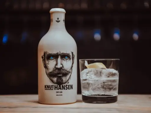 Knut Hansen Gin mit Tonic Water, Eis und Zitrone. Ein perfekter Drink für den Sommer.