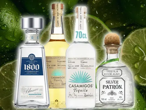 Vier Flaschen Tequila, darunter 1800 Blanco, Casamigos Reposado und Silver Patron, vor einem Hintergrund aus nassen Limetten. Ob Tequila gold oder silber, die Auswahl ist groß.
