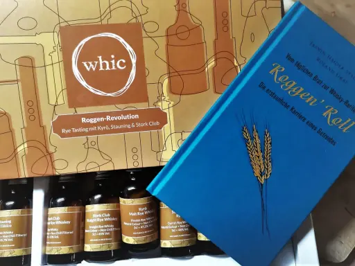 Whisky-Tasting-Set "Roggen-Revolution" mit vier Flaschen Rye Whiskey und einem Buch über die Karriere von Roggen als Getreide.