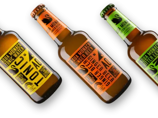 Drei Flaschen Aqua Monaco: Tonic Water, Ginger Beer und Bitter Lemon. Erfrischende Getränke für jeden Geschmack.