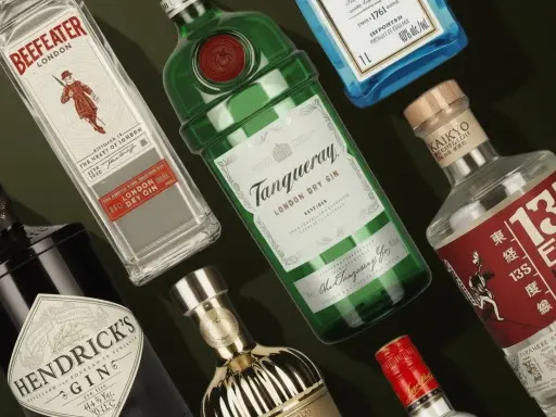 Verschiedene Gin-Flaschen, die den hohen alkoholgehalt gin tonic vs bier verdeutlichen.