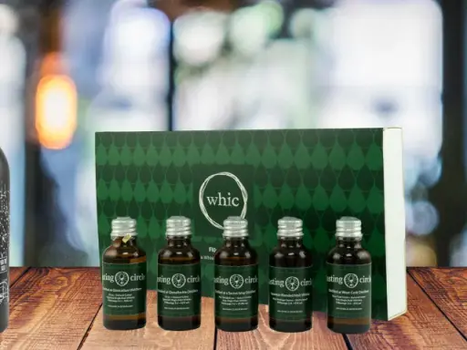 Eine Auswahl an Whiskys, darunter ein Sea Shepherd Islay Single Malt Scotch Whisky, eine Starward Two Fold Australian Whisky Flasche und eine Tasting Circle Box mit verschiedenen Blended Malt Whiskys.