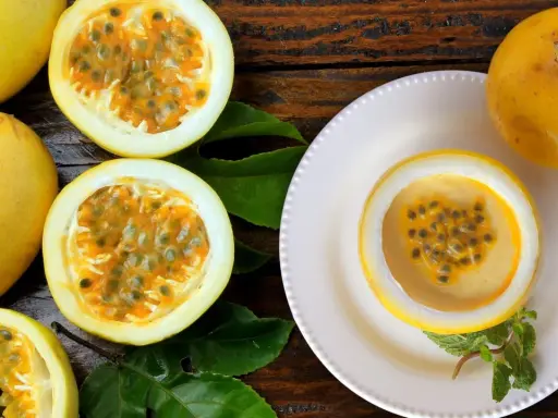 Passoa Spritz: Saftige Passionsfrüchte, eine davon als Schale für einen cremigen Drink, garniert mit Minze.
