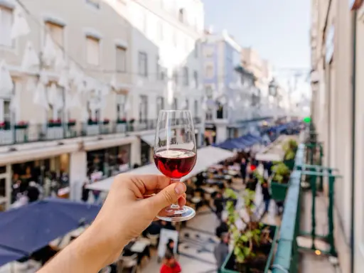 Ein Glas Portwein in Lissabon. Was ist ein Portwein? Ein süßer, aufgespriteter Wein aus Portugal, perfekt für den Ausblick.
