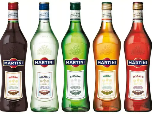 Fünf Flaschen Martini: Rosso, Bianco, Extra Dry, D'Oro und Rosato. Die Martini Herstellung hat eine lange Tradition.