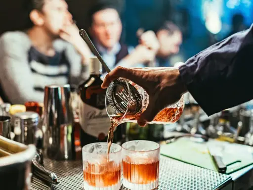 Ein Barkeeper mixt einen Drink. Die Frage ist, ist Gin vegan?