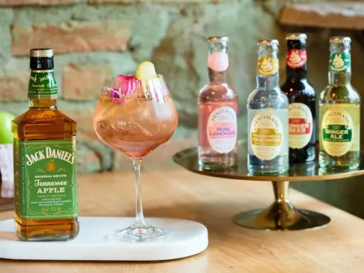 Jack Daniel's Tennessee Apple mit Rosenlimonade und Eis – so trinkt man Jack Daniels für einen fruchtig-frischen Genuss.