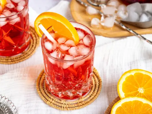 Erfrischender Campari Spritz mit Eis und Orangenscheibe, bereit für den Genuss.