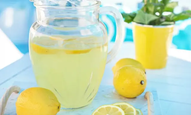 Erfrischende Limonade im Krug, garniert mit Zitronenscheiben. Perfekter zitronensaft ersatz für heiße Tage.