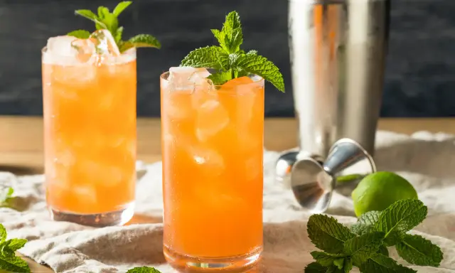 Erfrischende Cocktails mit Minze und Limette, zubereitet mit Rum.
